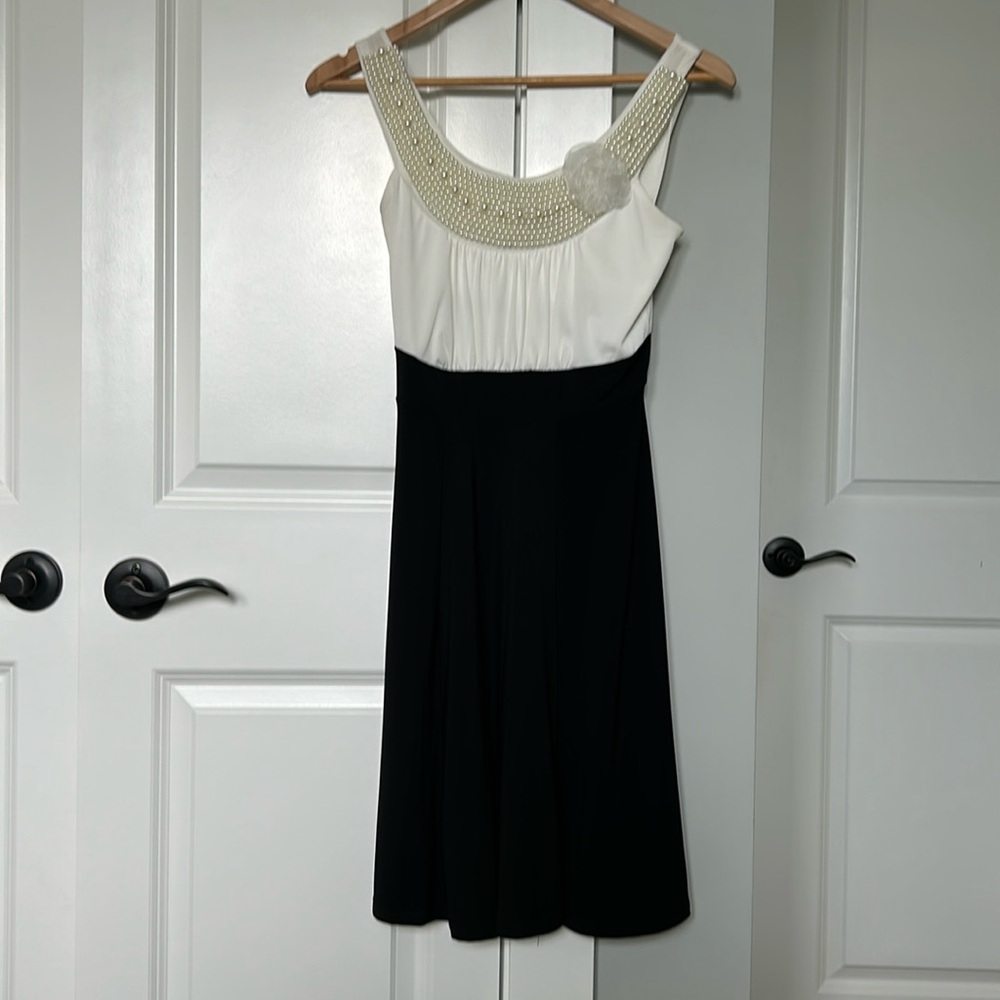 Ladies cocktail dress. Medium petite. Black/white